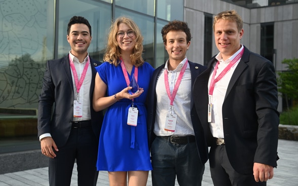 Il team di Openversum: Julián Salazar, Laura Stocco, Lorenzo Donadio e Olivier Gröninger (da sinistra a destra) con il trofeo di finalista dell’Hult Prize.