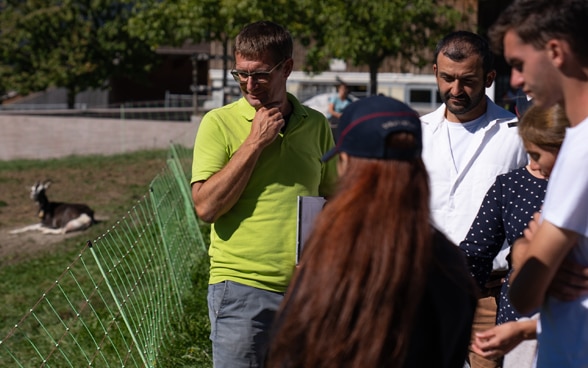 Un homme parle à un groupe.