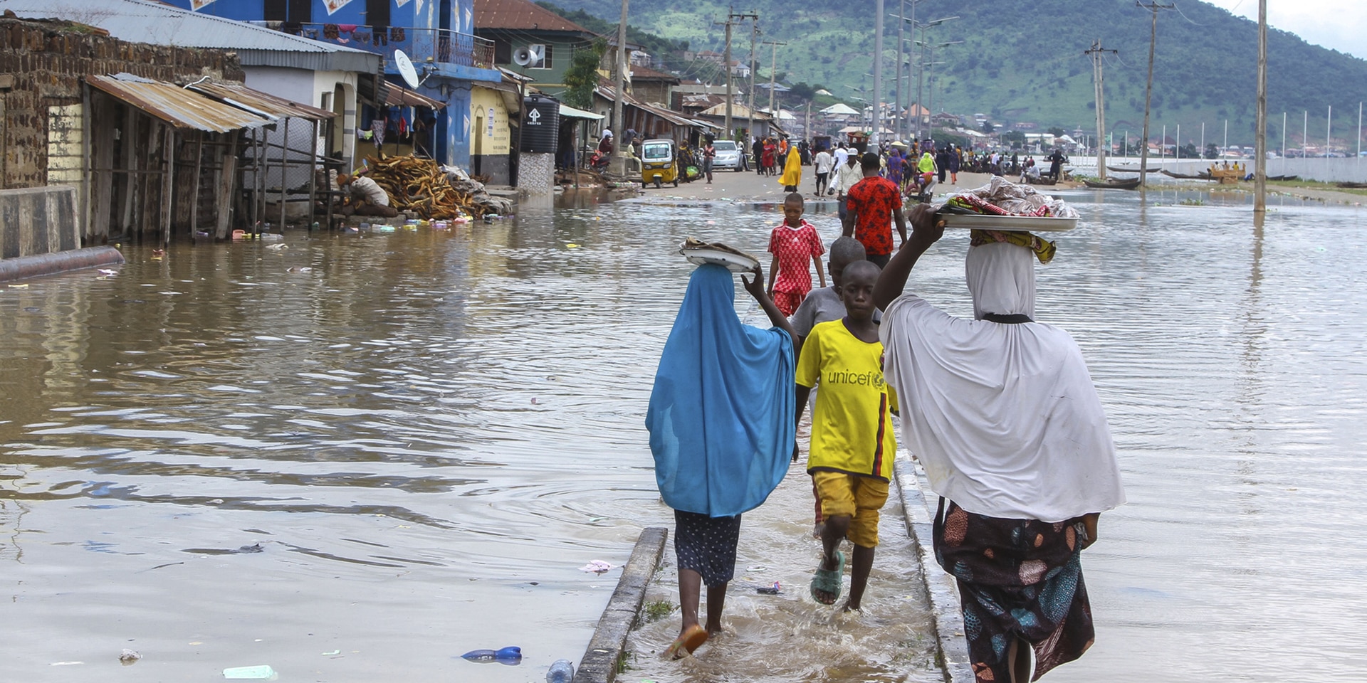 Una veduta delle persone bloccate in Kogi Nigeria dopo giorni di pioggia. 