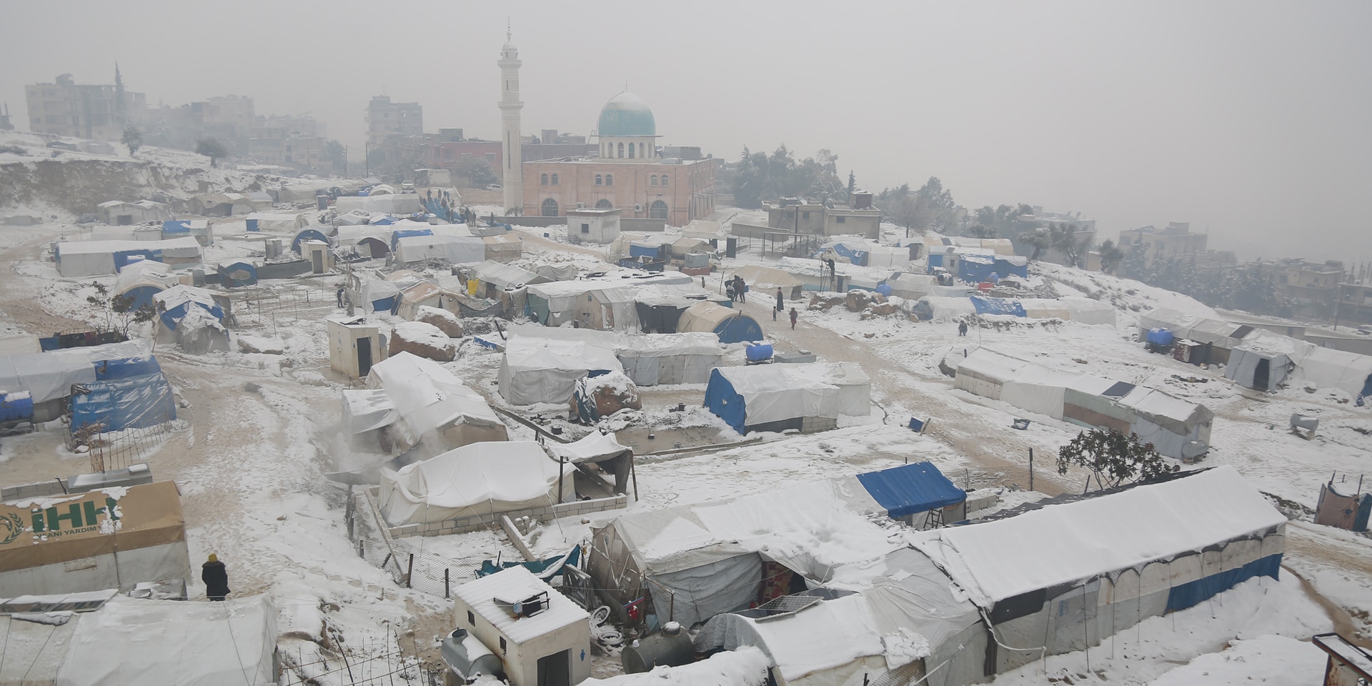Blick auf das verschneite Lager für Binnenvertriebene in der Stadt Selkin im Nordwesten Syriens.