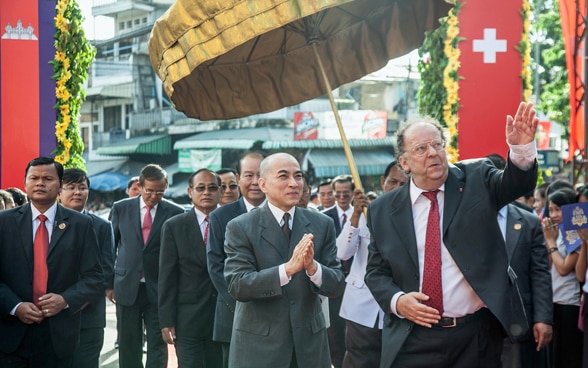 El rey de Camboya Norodom Sihamoni visita un hospital infantil Kantha Bopha con Beat Richner.