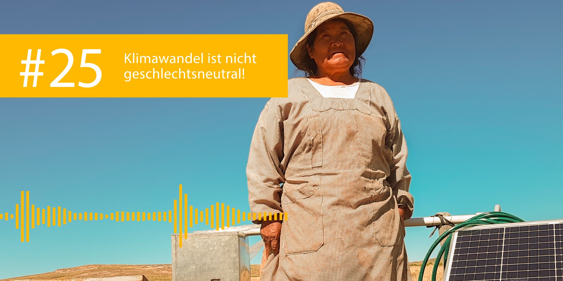 Bolivianische Landwirtin, deren Feldarbeit durch eine kleine Solaranlage unterstützt wird