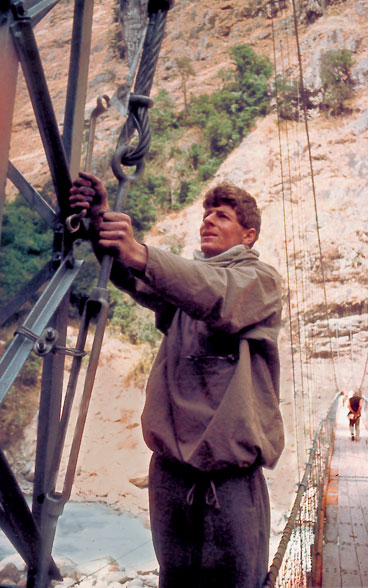L’ingénieur suisse Hans Aschmann en 1961 sur le chantier de construction d’un pont suspendu au Népal.