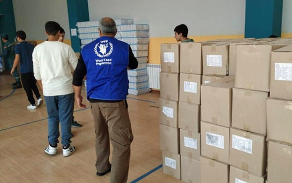 La distribuzione dei generi alimentari è organizzata in un grande locale.
