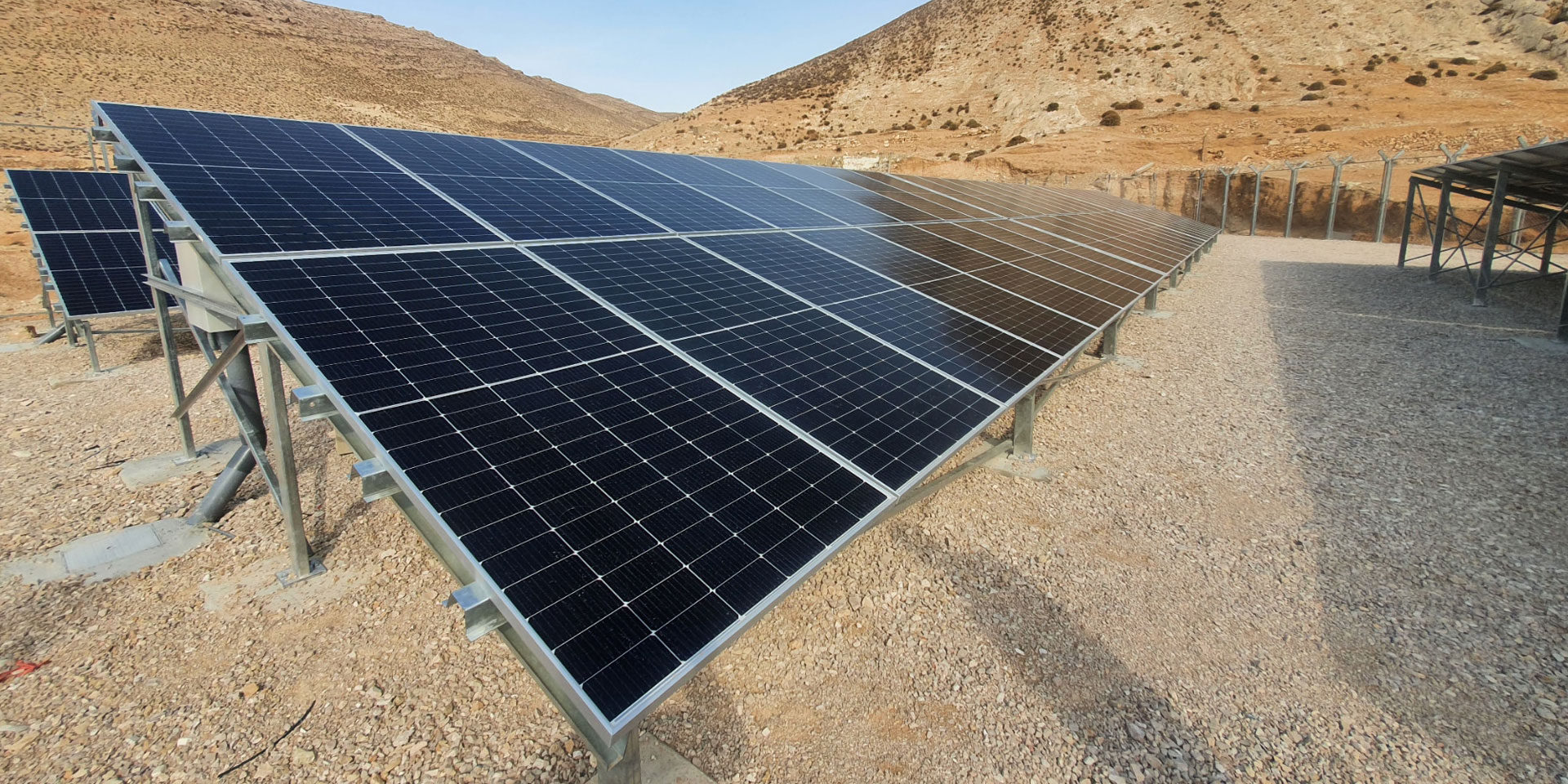  Paneles solares que alimentan la estación de bombeo de agua de Fekha, rehabilitada por la COSUDE.