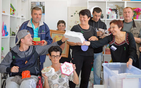 Un grupo de personas posan en un centro comunitario de salud mental en Bosnia y Herzegovina.
