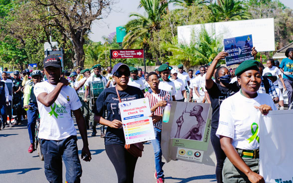 500 personas marchan en el Día Mundial de la Salud Mental 2022 en la capital de Zimbabue para concienciar sobre la salud mental.