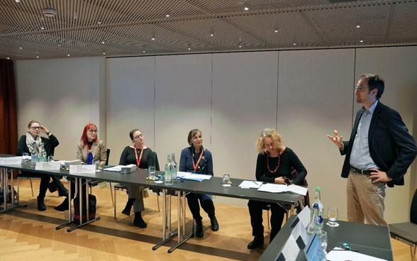 Andreas Weber, Programme Officer at SDC, is talking to the delegation.