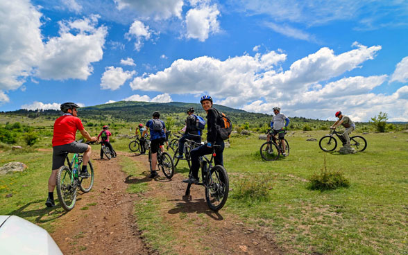 Turistas en bicicleta en el área protegida de Maleshevo.