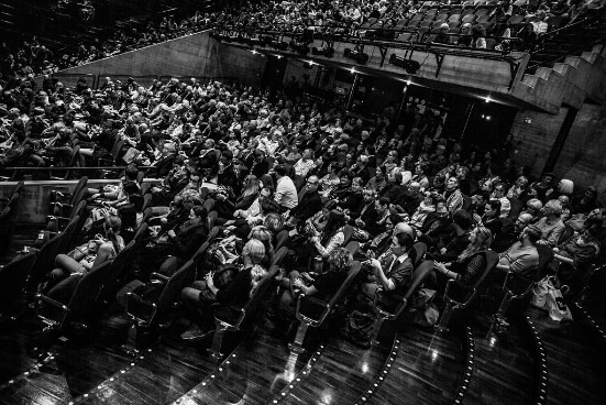 Sala llena de público durante la celebración de inauguración del Festival Internacional de Cortometrajes de Winterthur.