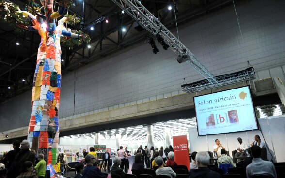 Un grande albero multicolore sovrasta i visitatori del Salone africano.