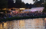 Crepuscolo sul lago di Zurigo con le luci del Theater Spektakel. 