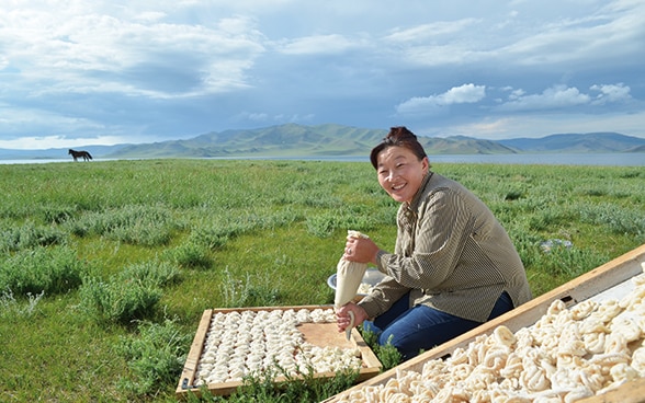 Una donna mongola prepara diverse forme di «aaruul».
