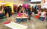 People looking at the SDC's special exhibition "Beyond one’s own four kitchen walls".