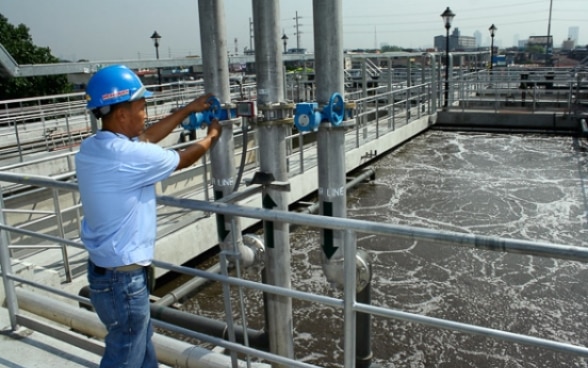 Un homme qui travaille dans une usine de traitement des eaux usées