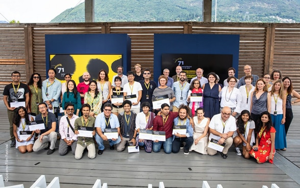 Tras la entrega de premios, los participantes surasiáticos en la Open Doors 2018 posan en el escenario