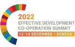 Logo del Summit GPEDC: semicerchio SDG colorato con testo arancione e grigio su sfondo bianco: 2022, Vertice sulla cooperazione allo sviluppo efficace, 12-14 dicembre - Ginevra