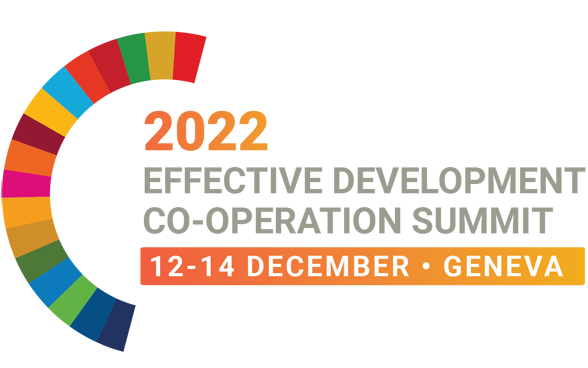 Logo des GPEDC Summit: farbiger SDG Halbkreis mit orange und grauem Text auf weissem Hintergrund: 2022, Effective Development Co-operation Summit, 12-14 December – Geneva