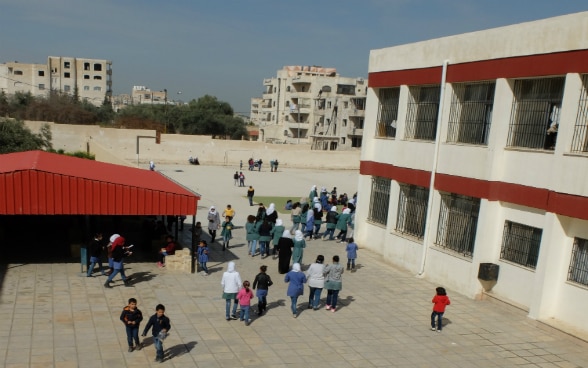Niños en un patio de escuela.