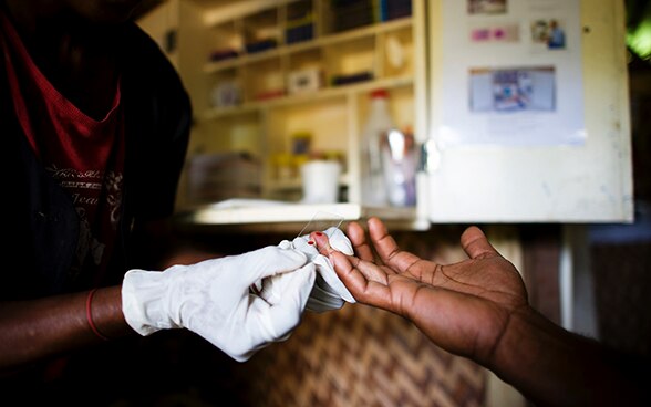 Una donna effettua un test della malaria.