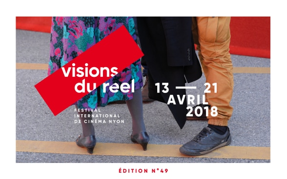 La locandina annuncia il festival Visions du Réel, che si terrà dal 13 al 21 aprile 2018. Una donna con una gonna a fiori e un uomo in pantaloni marroni al festival. 