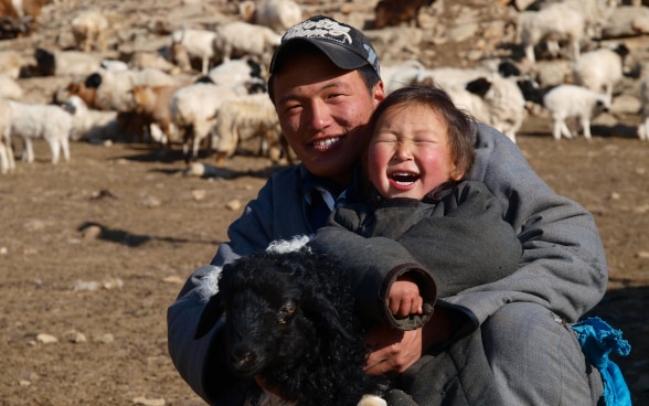 Berger mongol avec son fils.