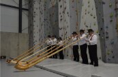 Seis músicos suizos en trajes tradicionales dieron un concierto de cornos de los Alpes en la nueva sala del centro de escalada de la ciudad de Sátoraljaújhely. 