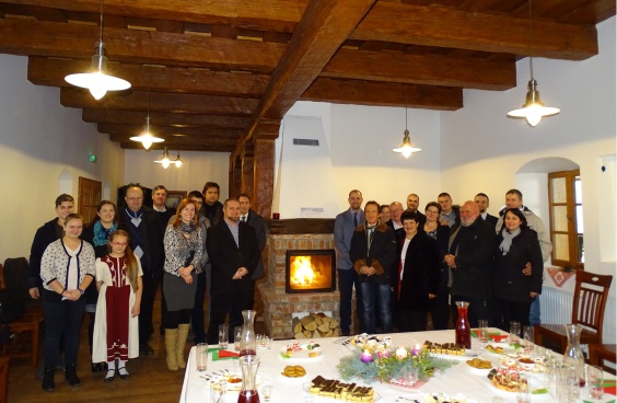 Rappresentanti delle autorità posano in una grande sala in occasione dell’inaugurazione delle nuove attrazioni turistiche. 