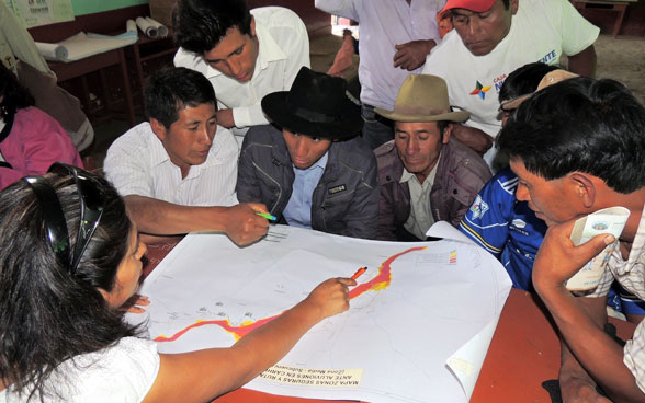 Des citoyens péruviens écoutent les explications d’une spécialiste. 