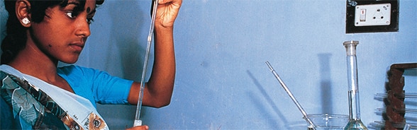 Jeune femme en train de travailler dans un laboratoire au Bangladesh en 2012