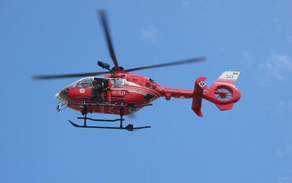Rega-Instruktoren üben mit Piloten der rumänischen Luftrettungsdienste während Flügen