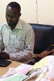 Seduto alla propria scrivania, un impiegato del municipio di Hargeisa, capitale dello Stato del Somaliland, inserisce i dati delle fatture saldate nel sistema informatico.