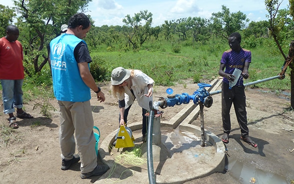 Des chercheurs effectuent des analyses de l’eau souterraine dans la région de Kakuma, au Kenya.