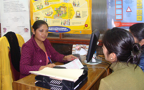 Dos mujeres conversando con la psicóloga de un centro de escucha