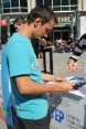 A l’occasion de la foire de l’emploi à Tuzla, des jeunes optiennent des informations pour la recherche d’emploi.