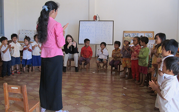 Eine DEZA-Mitarbeiterin zu Besuch bei einer Vorschulklasse in der Provinz Mondulkiri.