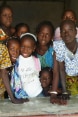 Gruppetto di bambine del Mali affacciate alla finestra di una scuola