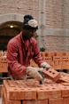 Lavoratori imballano i mattoni scottati