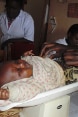 Un bambino viene pesato in un ambulatorio.