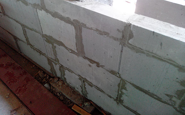 Mur constitué de blocs de ciment LC3. 