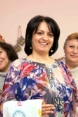 In primo piano, Srbuhy Grigoryan, giornalista armena e candidata sindaca della sua città.