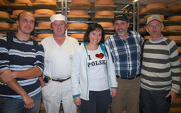 Un gruppo di imprenditori polacchi visita un caseificio svizzero nel quadro di un soggiorno di formazione sul turismo.