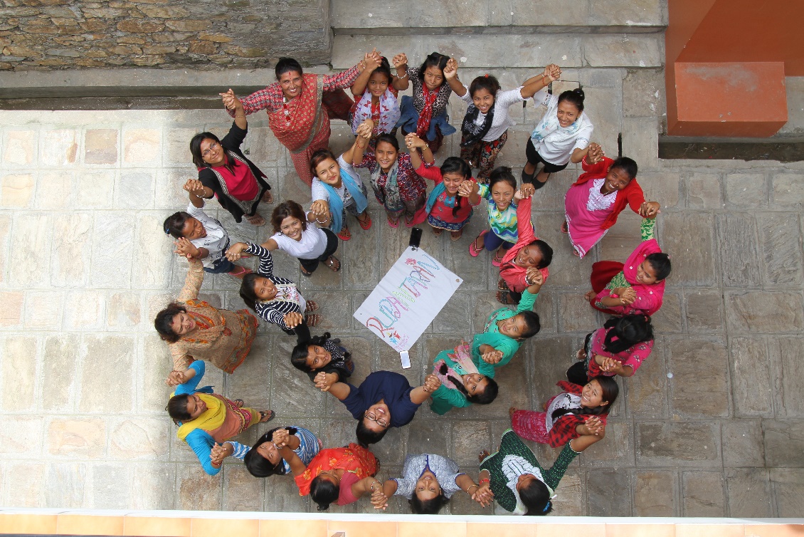 Les participantes au séminaire de formation regroupées en cercles (photo prise depuis le haut).