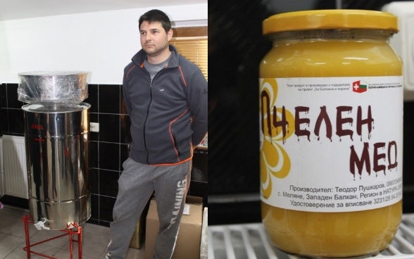Un uomo è in piedi accanto a una macchina. A destra un bicchiere di miele.