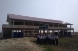 Une classe pose devant une école reconstruite.