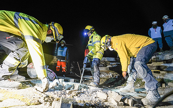 Tre membri del team di @Fire Germany lavorano su un edificio di fronte a tre esaminatori.   