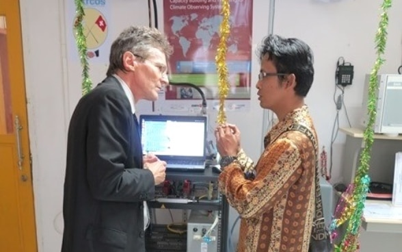 Discussion entre le Prof. Urs Baltensperger et M. Budi Satria. 