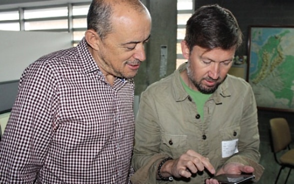 Jorge Luis Ceballos talking with Dr Michael Zemp.