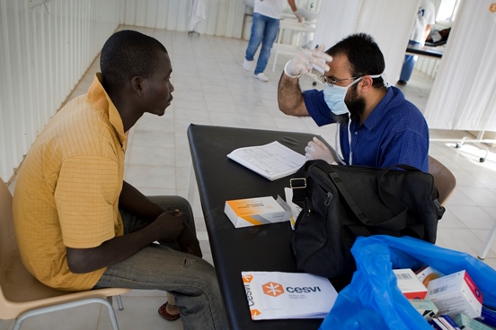 Cesvi concentra su labor en Bengasi donde distribuye medicamentos y artículos de higiene.