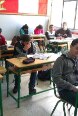 une salle de classe avec des filles et des garçons.